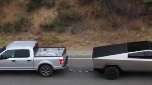 Перетягивание каната между Cybertruck от Илона Маска и классического пикапа Ford (видео)
