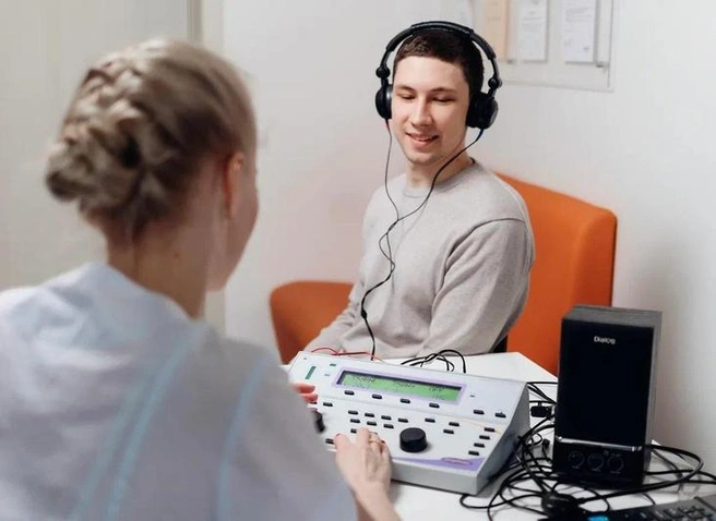 Новейшие слуховые аппараты специалисты подбирают под индивидуальное снижение слуха человека | Источник: «АудиоСлух»