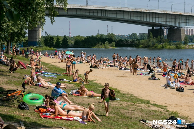 Если спасаться у воды, то лучше только в разрешенных для этого местах | Источник: Артем Ленц / NGS24.RU