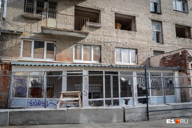 Вход в здание перекрыт, но вандалам это не мешает | Источник: Владислав Лоншаков / E1.RU