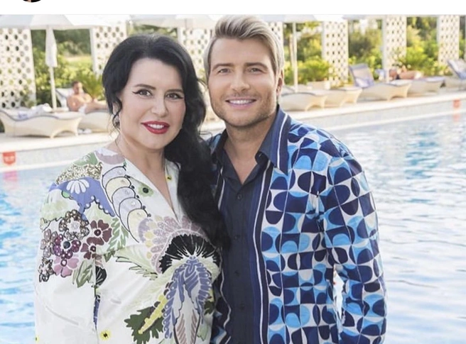 Важную роль в становлении Николая сыграла его мама, именно она привела сына в музыку | Источник: nikolaibaskov / Instagram (деятельность запрещена на территории РФ)