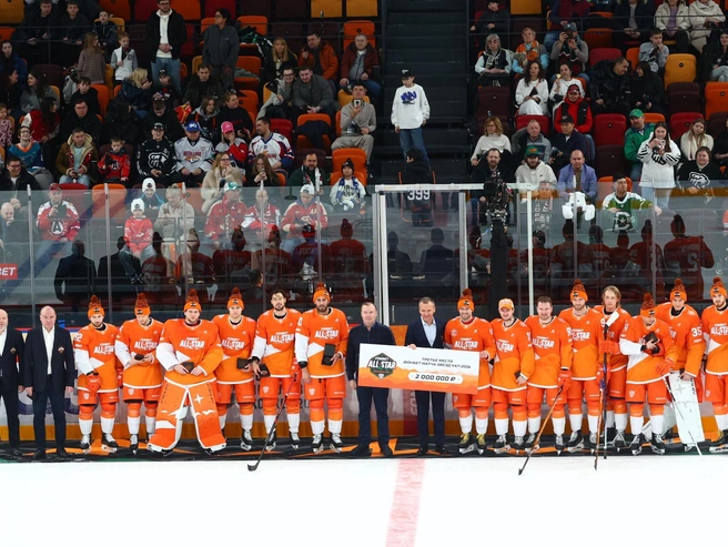 Мэр Екатеринбурга Алексей Орлов вручил команде Ural Stars чек на два миллиона рублей. | Источник: Владислав Лоншаков / E1.RU