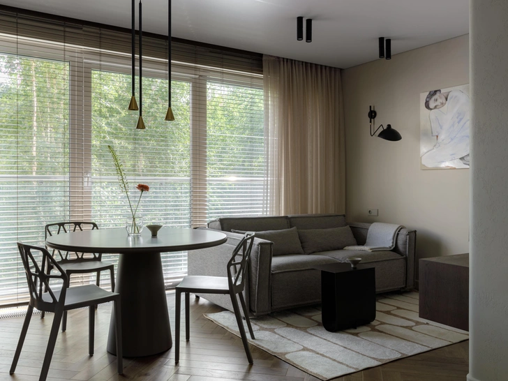 Диван, SK Design. Картина, Юлия Третьякова. Освещение, Maytoni, Odeon Light. Столик, Диван.ру.  | Источник: Елизавета Гуровская. Стиль: Анна Стрижак