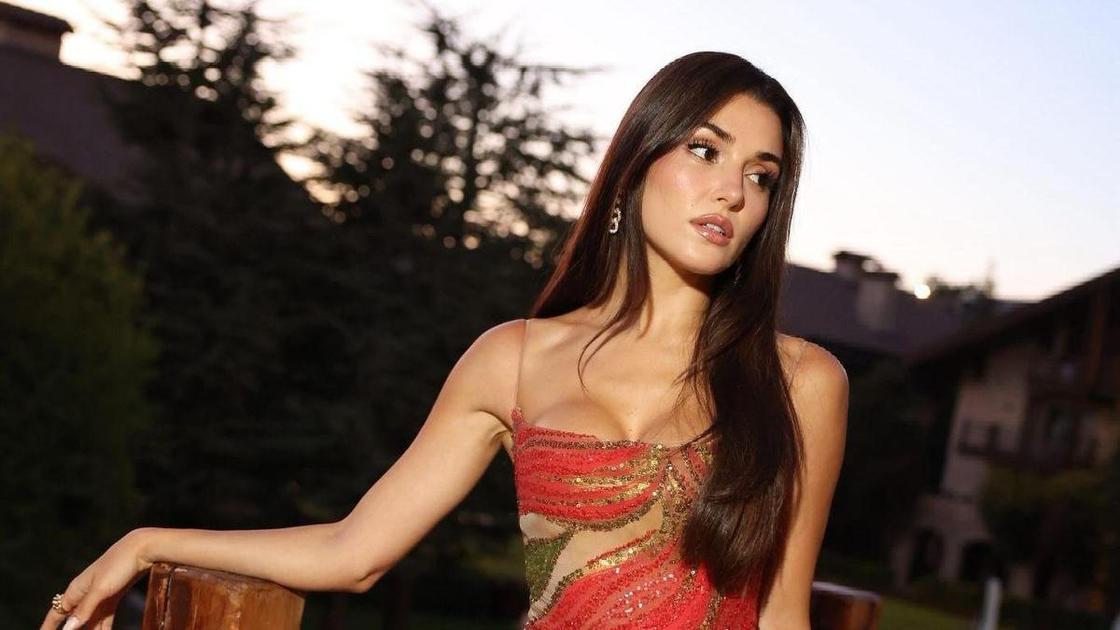 Постучалась в нашу дверь: красивая Ханде Эрчел на красной дорожке в Москве