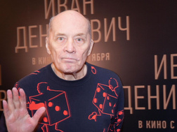 Уволенный из театра Моссовета Александр Филиппенко уехал из России