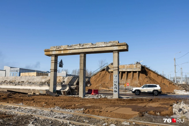 Одна из опор высится посреди дороги