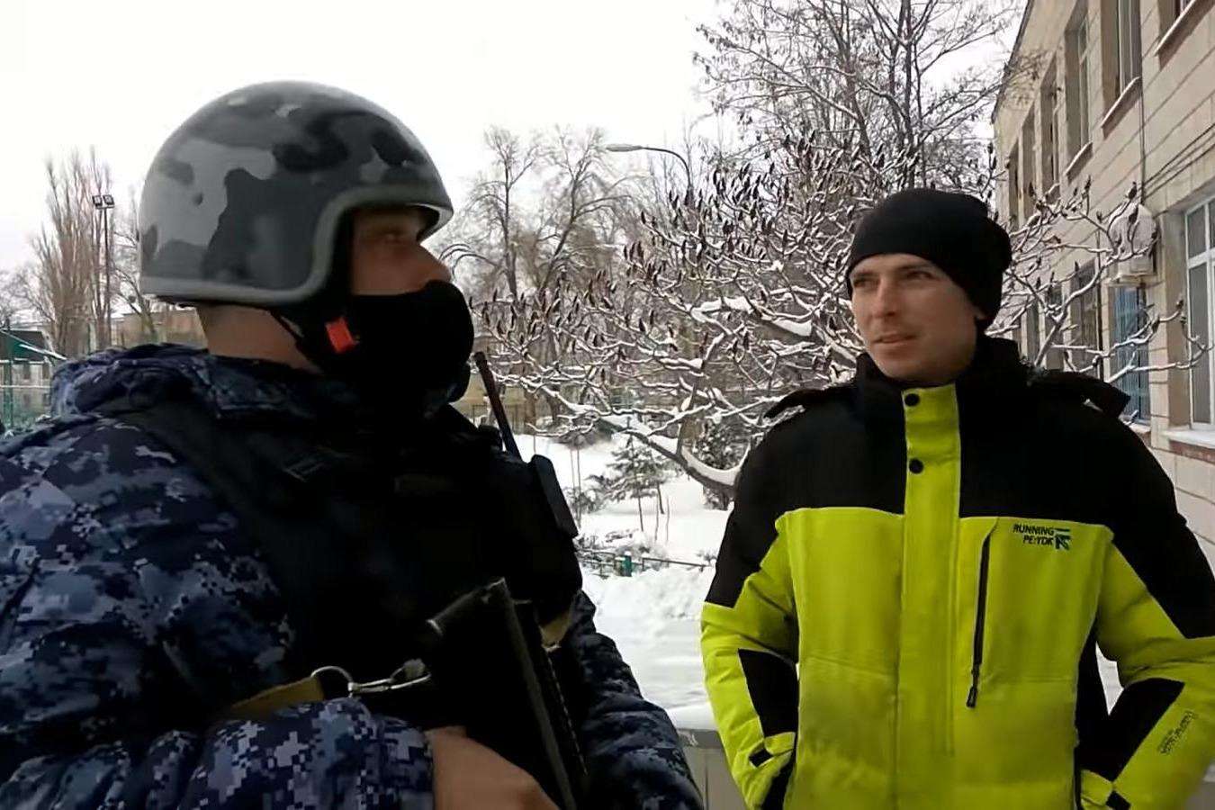 В Волгограде родители пришли в школу и попросили приказ о карантине. На них  вызвали Росгвардию - 30 января 2022 - V1.ру