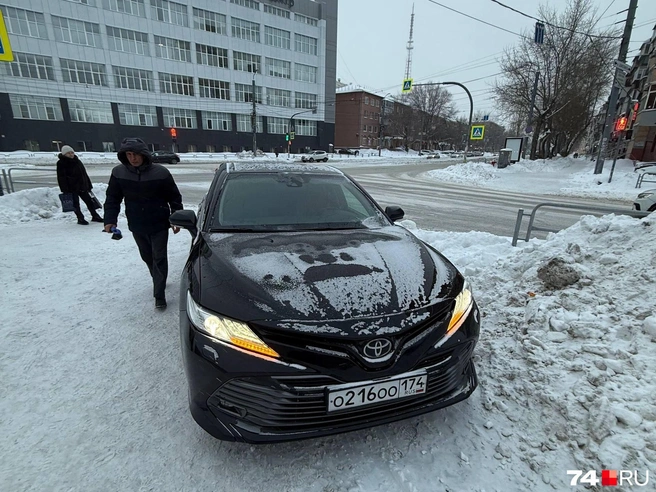 Автомобиль Toyota Camry стоит на тротуаре на углу улиц Цвиллинга и Евтеева | Источник: читатель 74.RU
