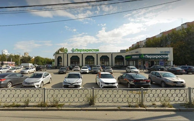 «Перекрёсток» работал тут больше пяти лет, до этого в здании был универсам «Звёздный» | Источник: yandex.ru/maps