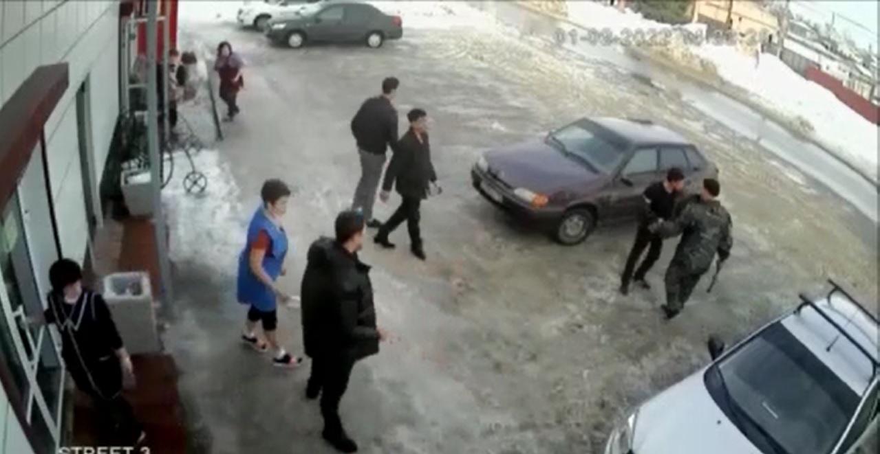 В Волгограде попала на видео массовая драка цыган. В качестве оружия  использовали гаечные ключи и монтировки - 9 февраля 2022 - V1.ру