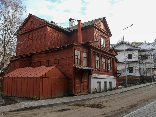 Это строение отличается необычной формой и окраской | Источник: Наталья Бурухина / NN.RU