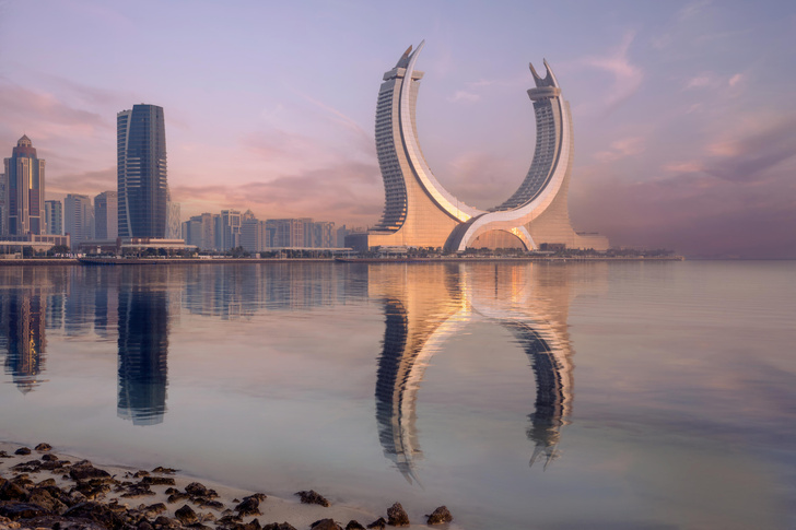 В Дохе открылись два новых отеля в башнях-«ятаганах»