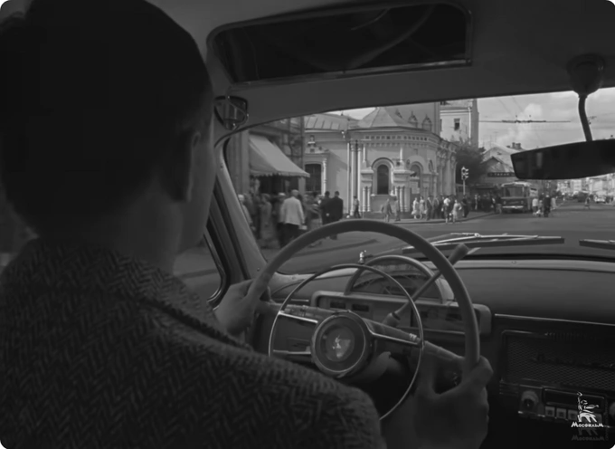 Кадр из фильма и вид на храм Успения Пресвятой Богородицы в Печатниках | Источник: Киноконцерн «Мосфильм» / YouTube