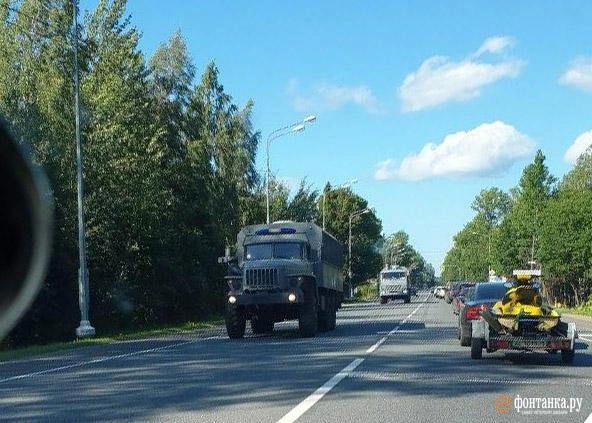 На дороге Петербург — Псков заметили колонну техники без номеров (фото) | Источник: читатель «Фонтанки»