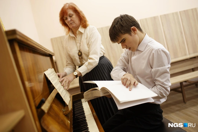 Илья читает партитуру по Брайлю  | Источник: Андрей Бортко / NGS.RU