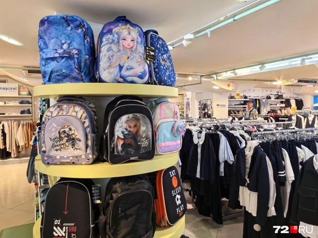 А вот цены на портфели здесь начинаются от 4500 рублей. Самый яркий&nbsp;— тот, что наверху со снежной королевой, чуть больше 9000 рублей | Источник: Юлия Мальцева/ 72.RU