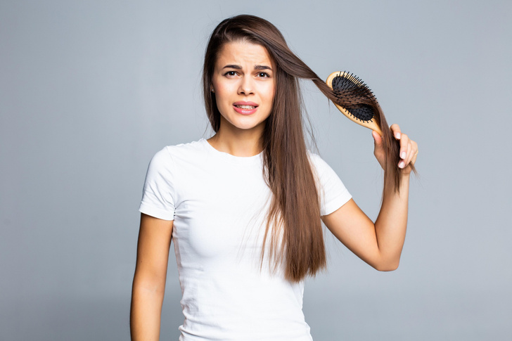 Стресс, возраст, а теперь еще и ковид: почему выпадают волосы и как их сохранить