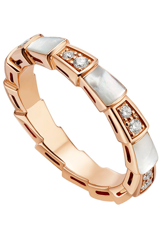 Кольцо из коллекции Serpenti: розовое золото, бриллиантовое паве и перламутровые вставки.