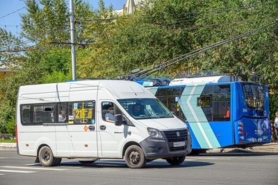 Столкновение маршрутки и Volkswagen в Барнауле: трое пострадавших