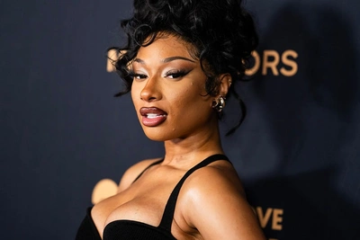 Меган Ти Сталлион показывает фигуру на примерке платья