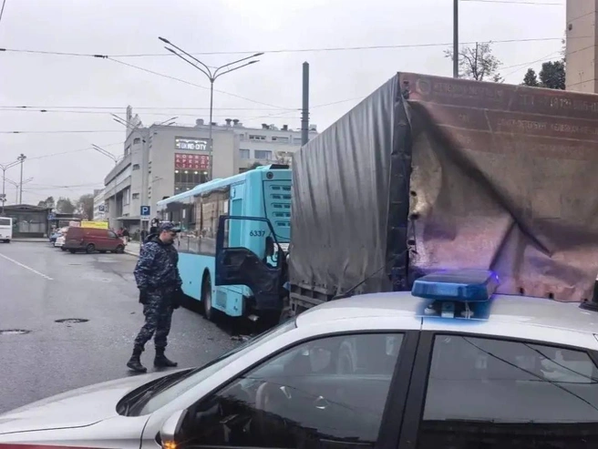 Водителя зажало в грузовике после ДТП с автобусом | Источник: Главное управление Росгвардии по Санкт-Петербургу и Ленинградской области
