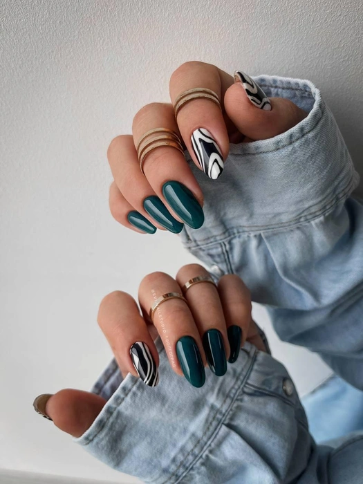 Принт «зебра» выгодно смотрится вместе с изумрудным цветом | Источник: evi.nailstudio / Instagram.com (экстремистская организация, деятельность запрещена на территории РФ)