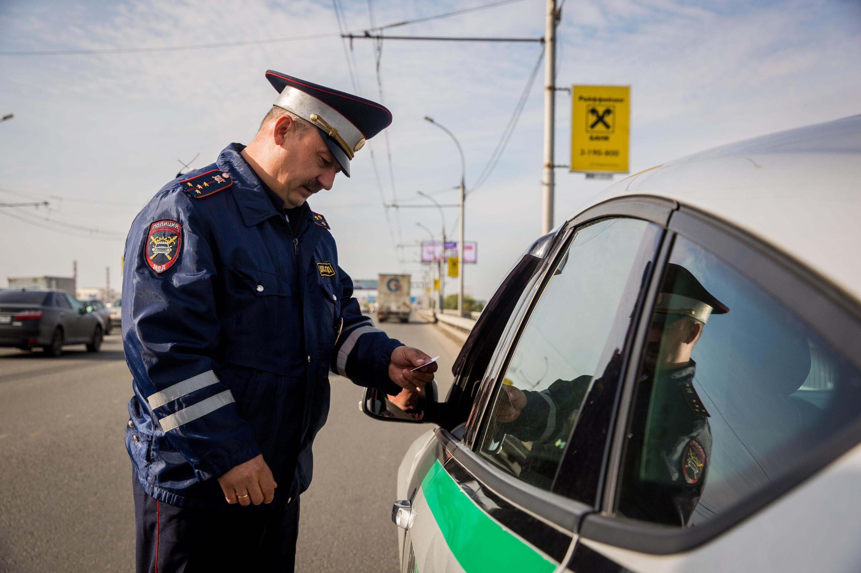 Как себя вести на рейдах ГИБДД в Москве: москвичи рассказали свои истории,  а юрист объяснил, как себя вести, если полиция остановила вас на дороге,  что ищут во время рейдов, какая разница между