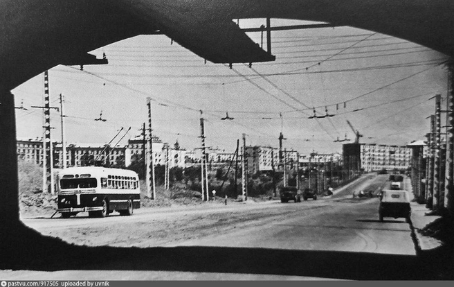 Троллейбус из 1967 года мчит по нынешнему проспекту Нагибина | Источник: Книга «Страницы истории. 260-летию Ростова-на-Дону посвящается», Омега Паблишер, Золотое сечение, 2009 / pastvu.com
