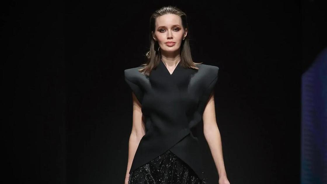 Королева драмы: Анастасия Костенко вышла на подиум в рамках Недели моды