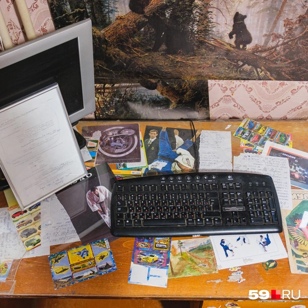 Разглядываем стол из прошлого | Источник: Тимофей Калмаков / 59.RU