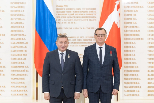 Вручение награды вальцовщику Сергею Аносову | Источник: «Красный октябрь»
