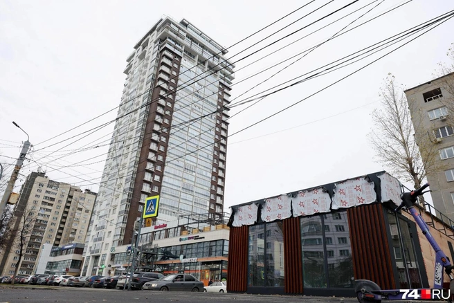 Новый киоск на Комсомольском проспекте не только стоит посреди сквера, но и соседствует с высотным ЖК | Источник: Наталья Лапцевич