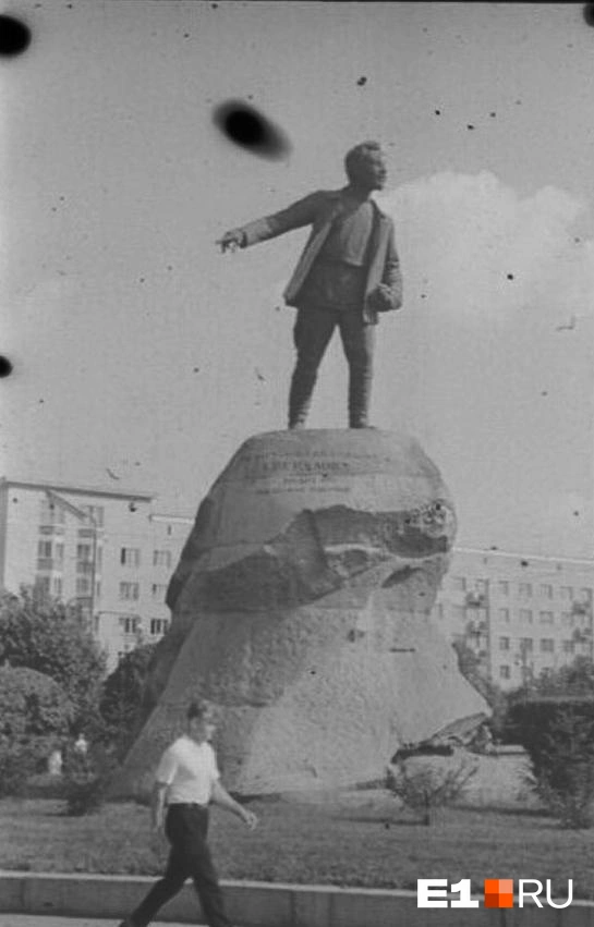 Памятник Якову Свердлову между УрГУ и оперным театром | Источник: читатель E1.RU