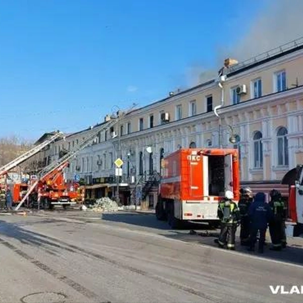 Кафе и рестораны в дыму: мощный пожар произошел во Владивостоке  | Источник: читатель vladivostok1.ru