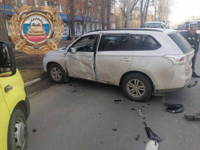 Водитель Mitsubishi Outlander отделался испугом и легкой царапиной | Источник: ГИБДД по Саратовской области