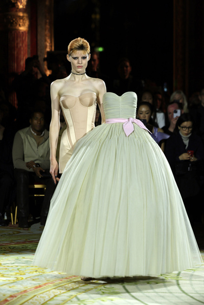 Платье, чтобы следить за бывшим: на показе Victor&Rolf модели надели наряды вверх тормашками