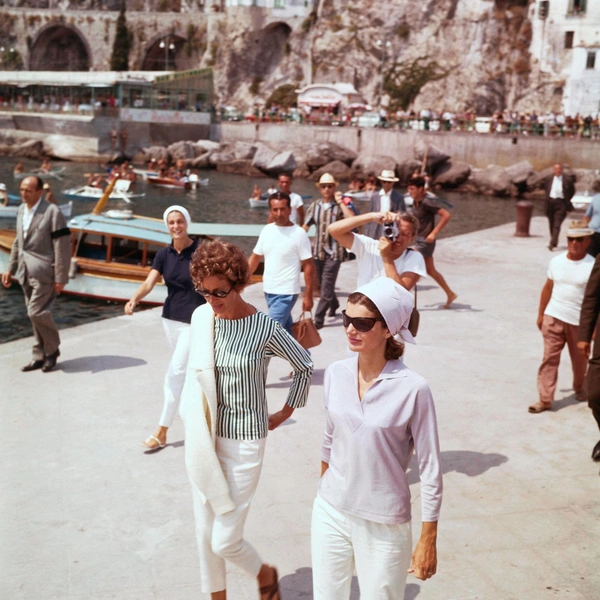 Жаклин Кеннеди и Марелла Аньелли на Амальфи перед посадкой на частную яхту, 1962 год