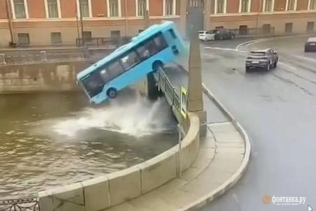 Страшный выходной. Что случилось на Поцелуевом мосту, где в реку упал автобус | Источник: «Фонтанка.ру»