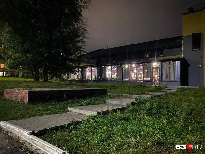 Можно зайти в заведение у выхода из парка со стороны улицы Урицкого  | Источник: Ксения Бирюкова / 63.RU
