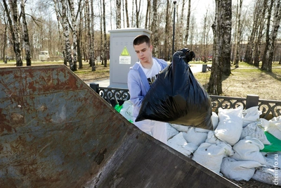 Сто череповчан убрали привокзальный сквер на субботнике