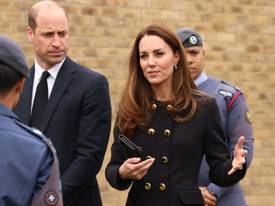 Герцог и герцогиня Кембриджские общаются с курсантами во время посещения 282-й эскадрильи авиационного учебного корпуса Ист-Хэм в восточном Лондоне, 21 апреля 2021 | marieclaire.ru