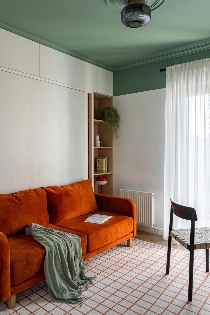 Встроенные шкафы и рабочая зона изготовлены на заказ по эскизам дизайнера SVAI Studio. Потолочный светильник, IKEA. Плед, Zara Home. Рабочий стул, &Tradition. | Источник: Андрей Кот. Стиль: Алеся Корнилович