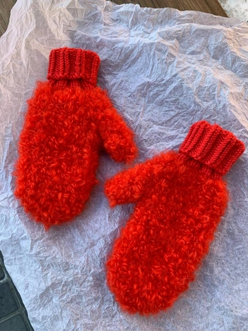 Купили бы себе такие яркие варежки? | Источник: предоставлено Фаиной