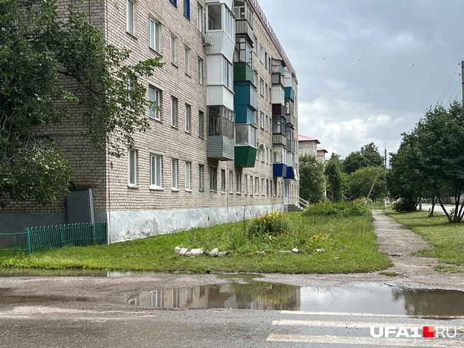 Классика жанра — огромные лужи на переходах | Источник: Андрей Бирюков / UFA1.RU