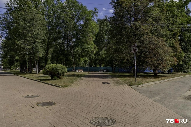 В парке продолжительное время простаивают работы | Источник: Кирилл Поверинов / 76.RU