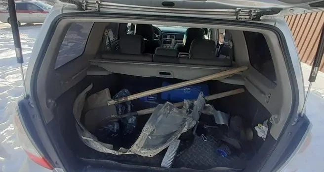 В багажнике машины были найдены две лопаты | Источник: СУ СК РФ по Новосибирской области