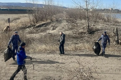 Сотрудники УФСИН убрали мусор на берегу озера Кенон в Чите