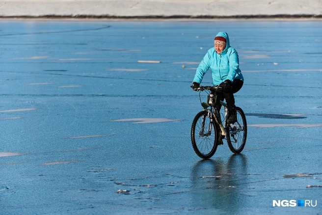 Другие пошли дальше и прокатились на велосипедах | Источник: Александр Ощепков / NGS.RU