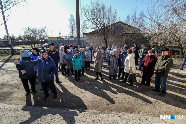 Встречать журналистов в поселке пришла огромная толпа | Источник: Наталья Бурухина