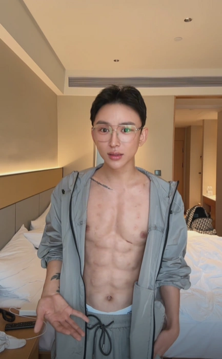 Энди — счастливый обладатель фальшивого пресса | Источник: соцсети